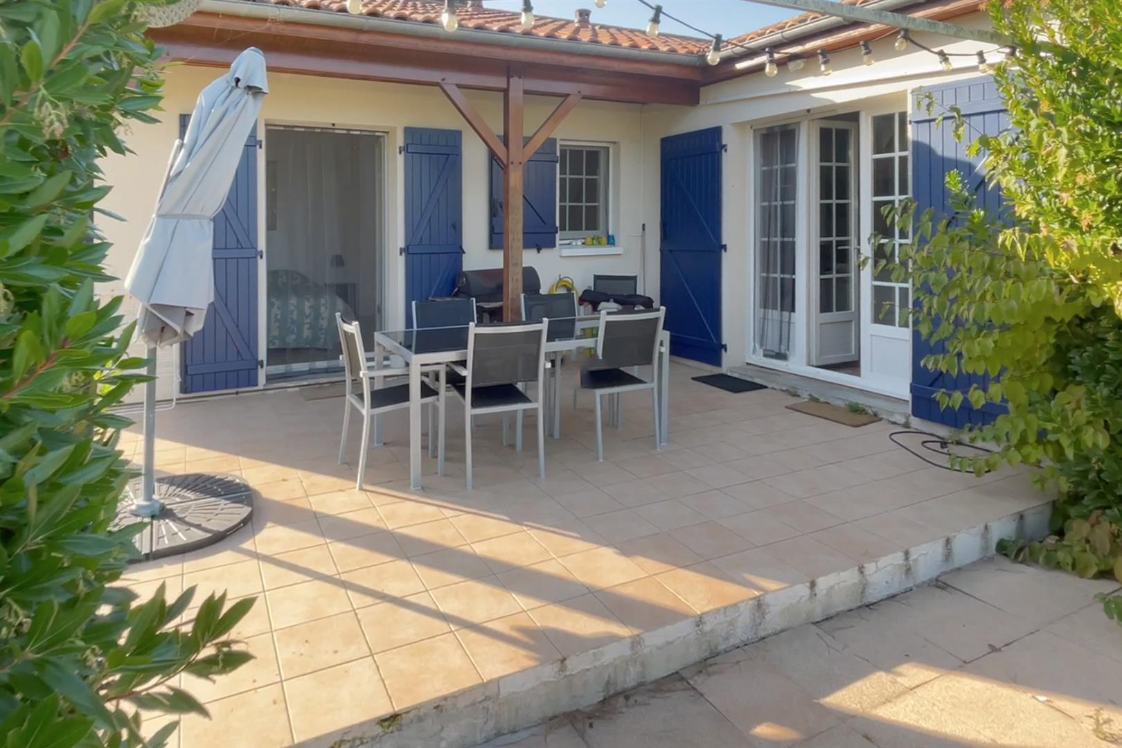 Detached villa with pool 3bed/2 bath overlooking a 27 hole golf course