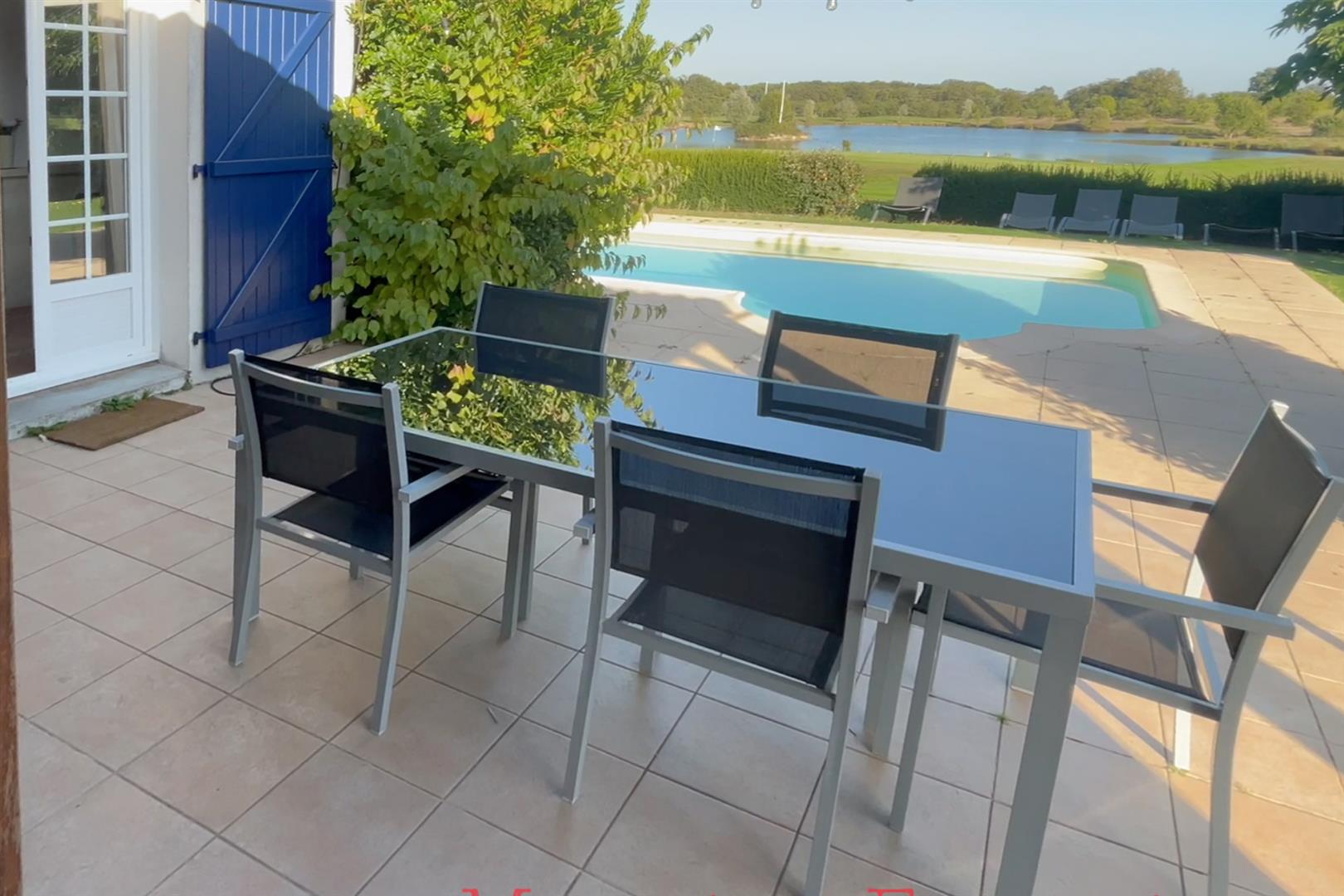 Detached villa with pool 3bed/2 bath overlooking a 27 hole golf course