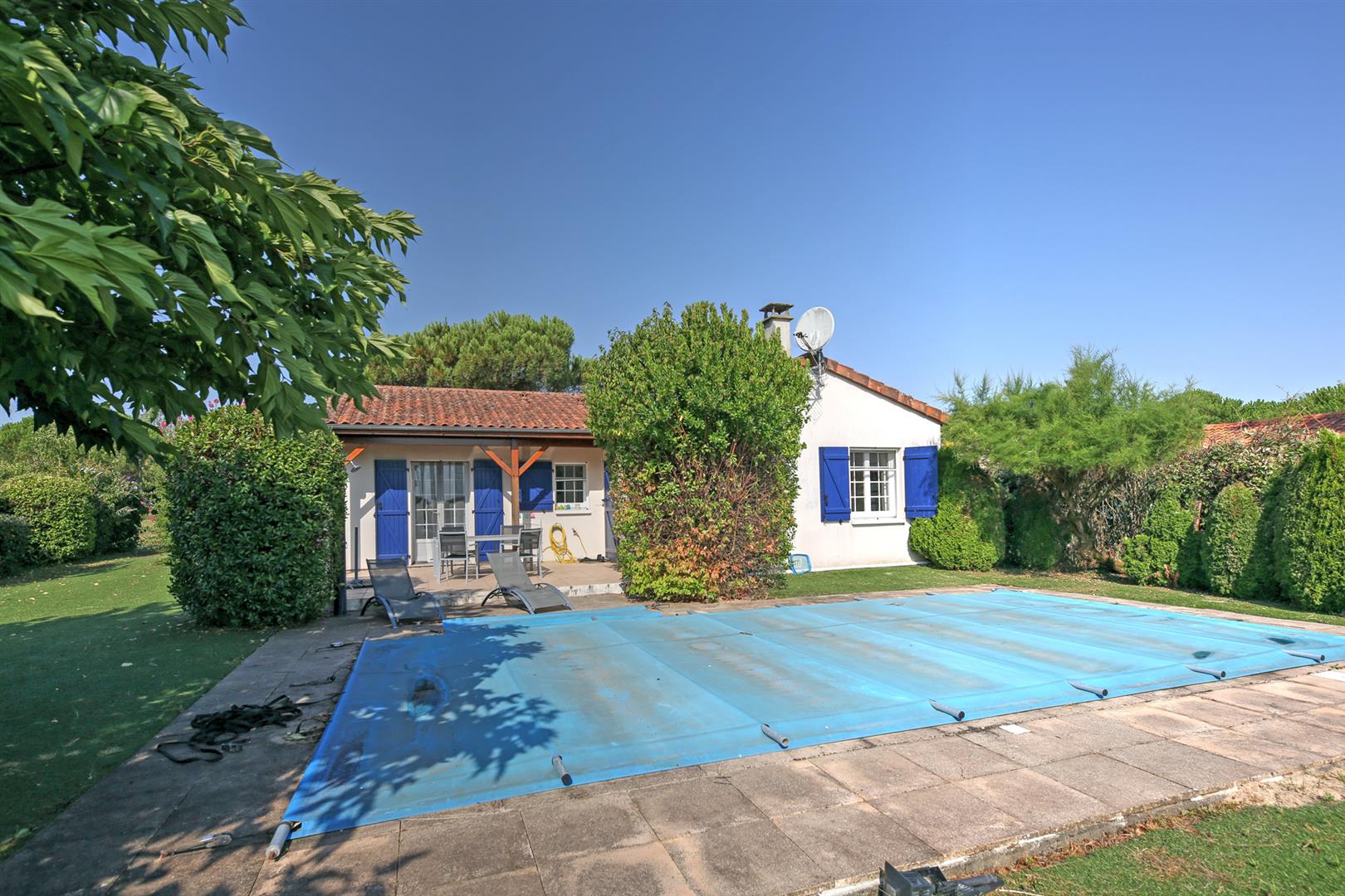 Detached villa with pool 3bed/2 bath overlooking a 27 hole golf course