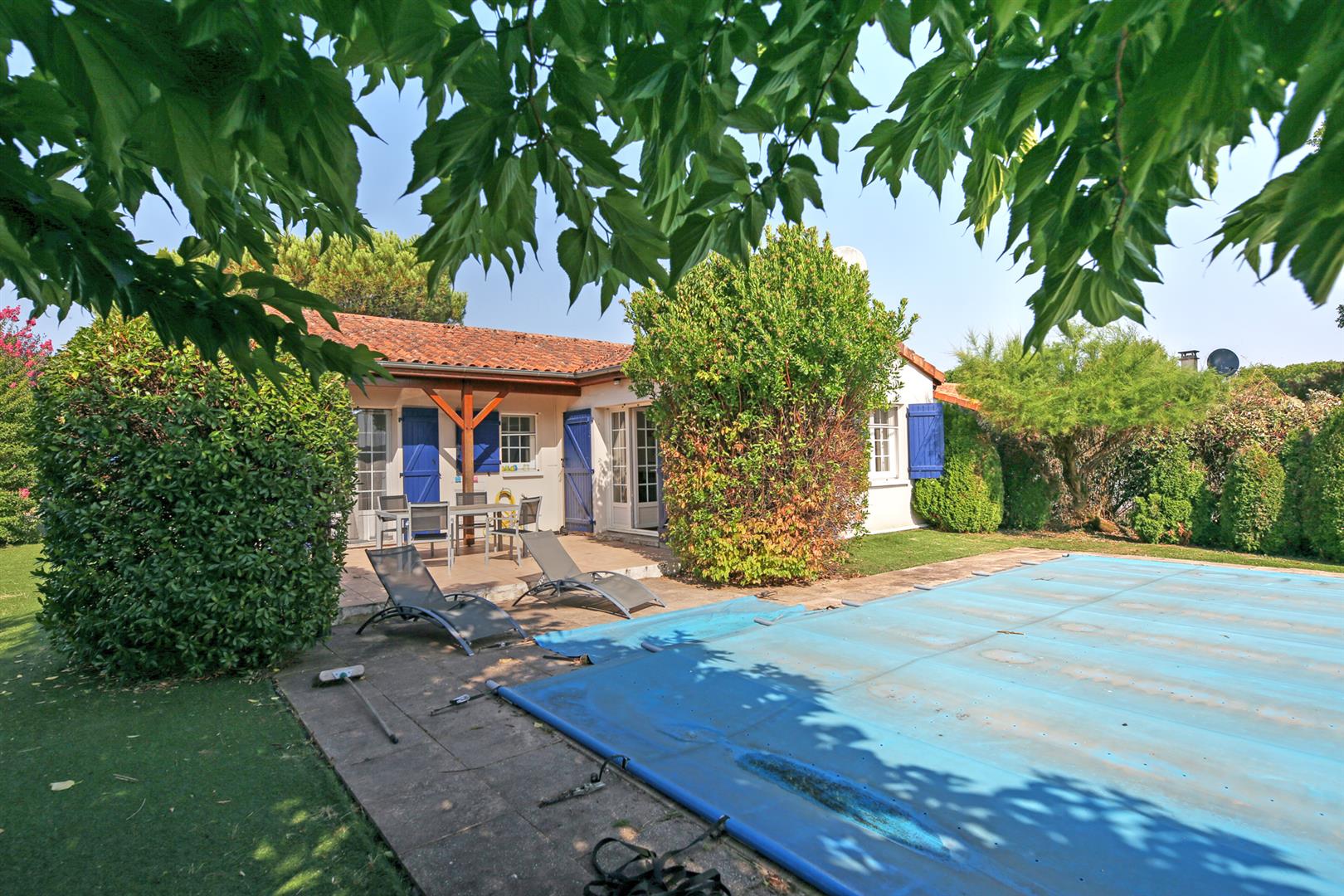 Detached villa with pool 3bed/2 bath overlooking a 27 hole golf course