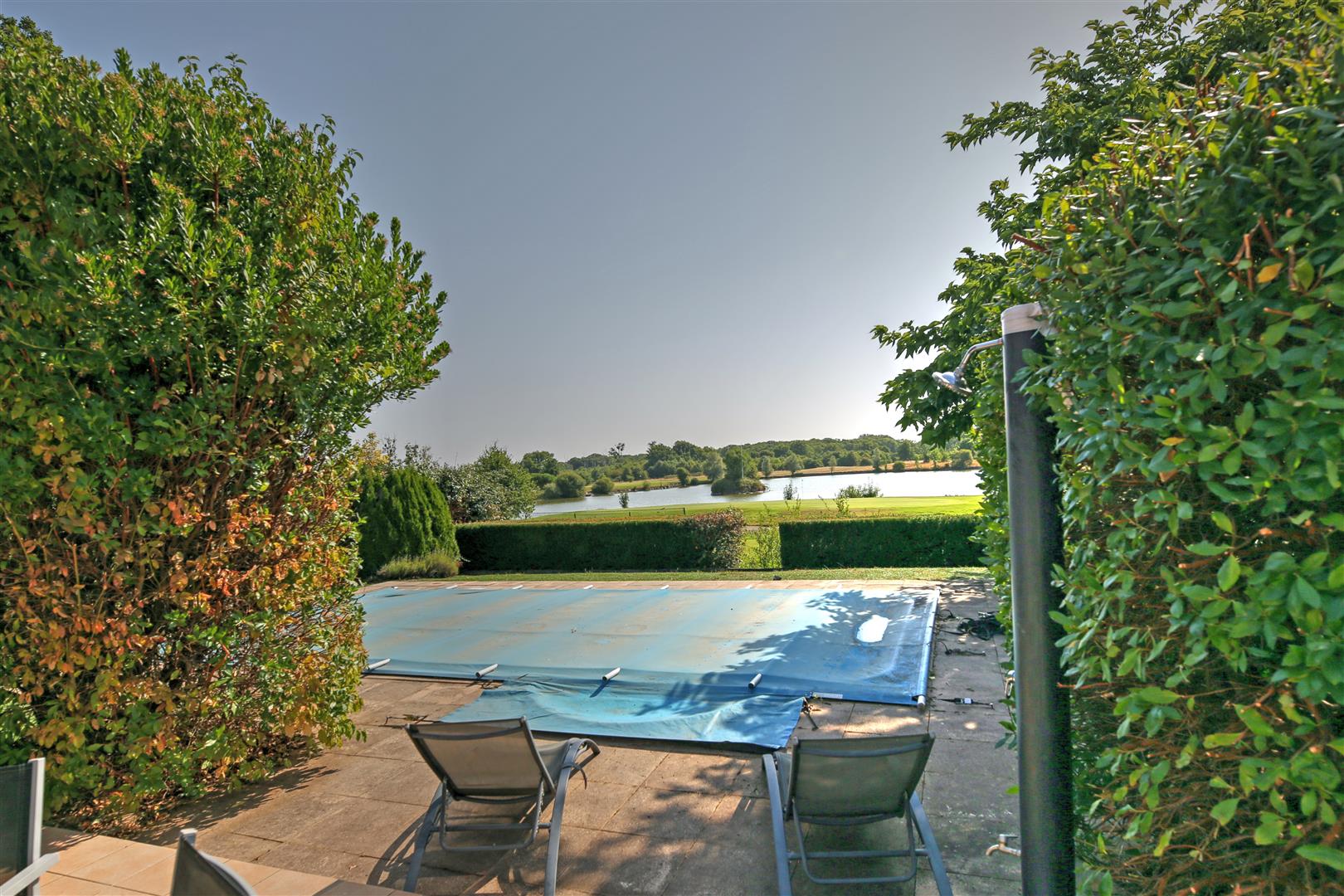 Detached villa with pool 3bed/2 bath overlooking a 27 hole golf course