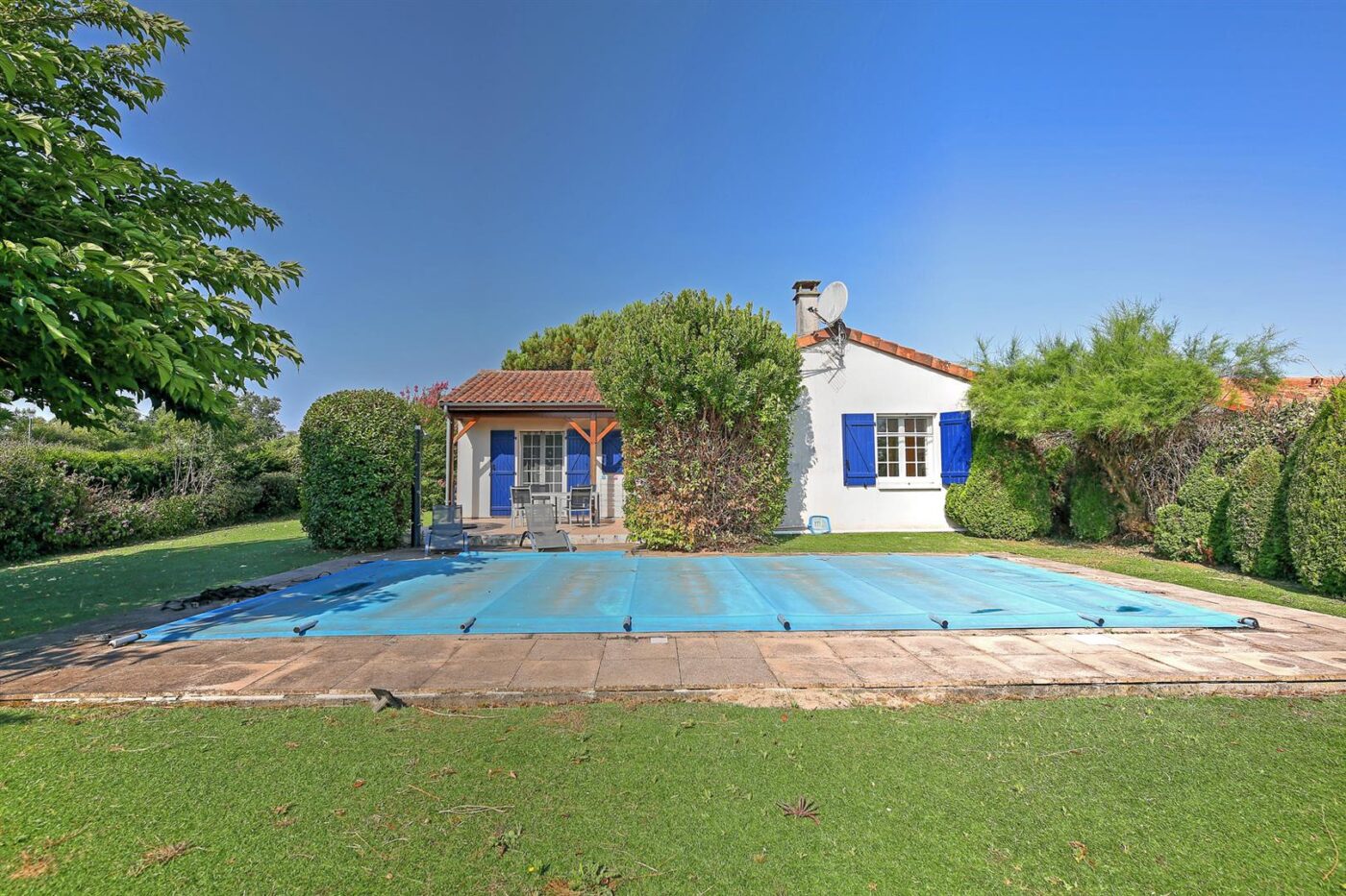 Detached villa with pool 3bed/2 bath overlooking a 27 hole golf course