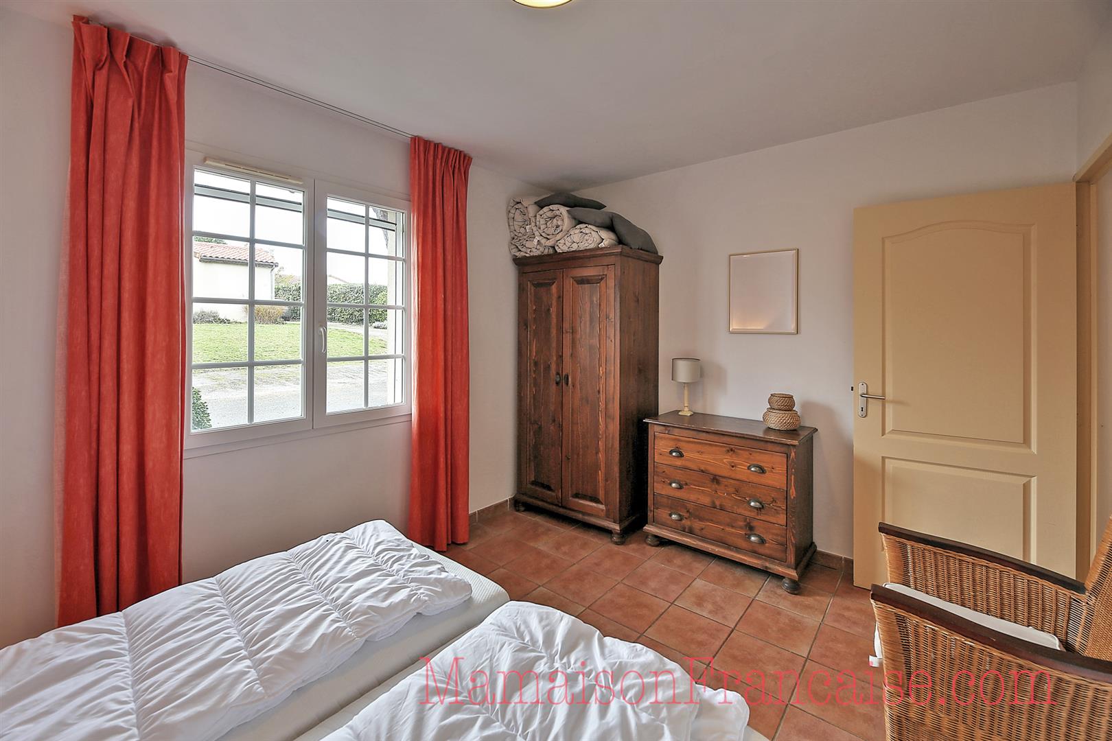 Detached villa with pool 3bed/2 bath overlooking a 27 hole golf course