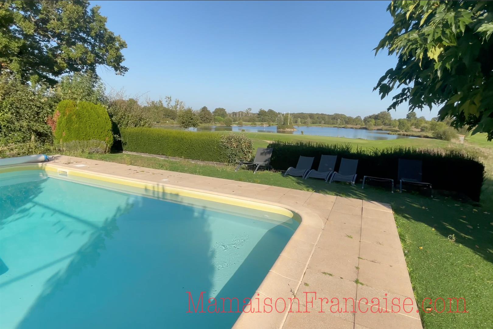 Detached villa with pool 3bed/2 bath overlooking a 27 hole golf course