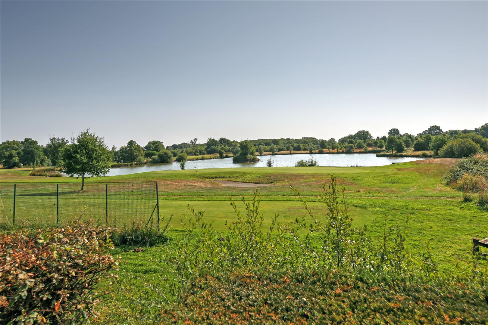 Detached villa with pool 3bed/2 bath overlooking a 27 hole golf course