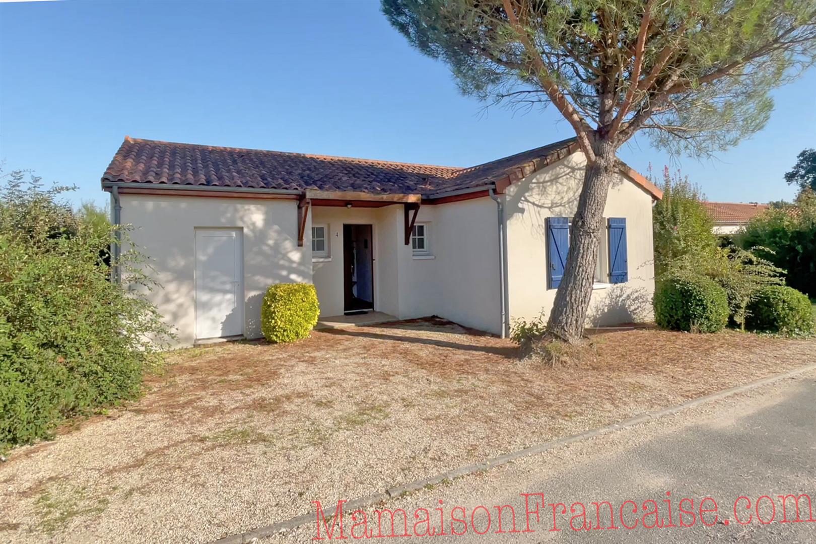 Detached villa with pool 3bed/2 bath overlooking a 27 hole golf course