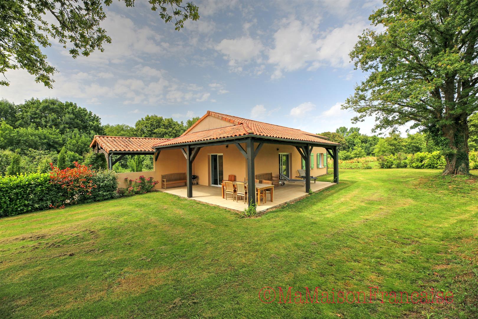 Detached bungalow 3bed/2bath with gardens, near golf course