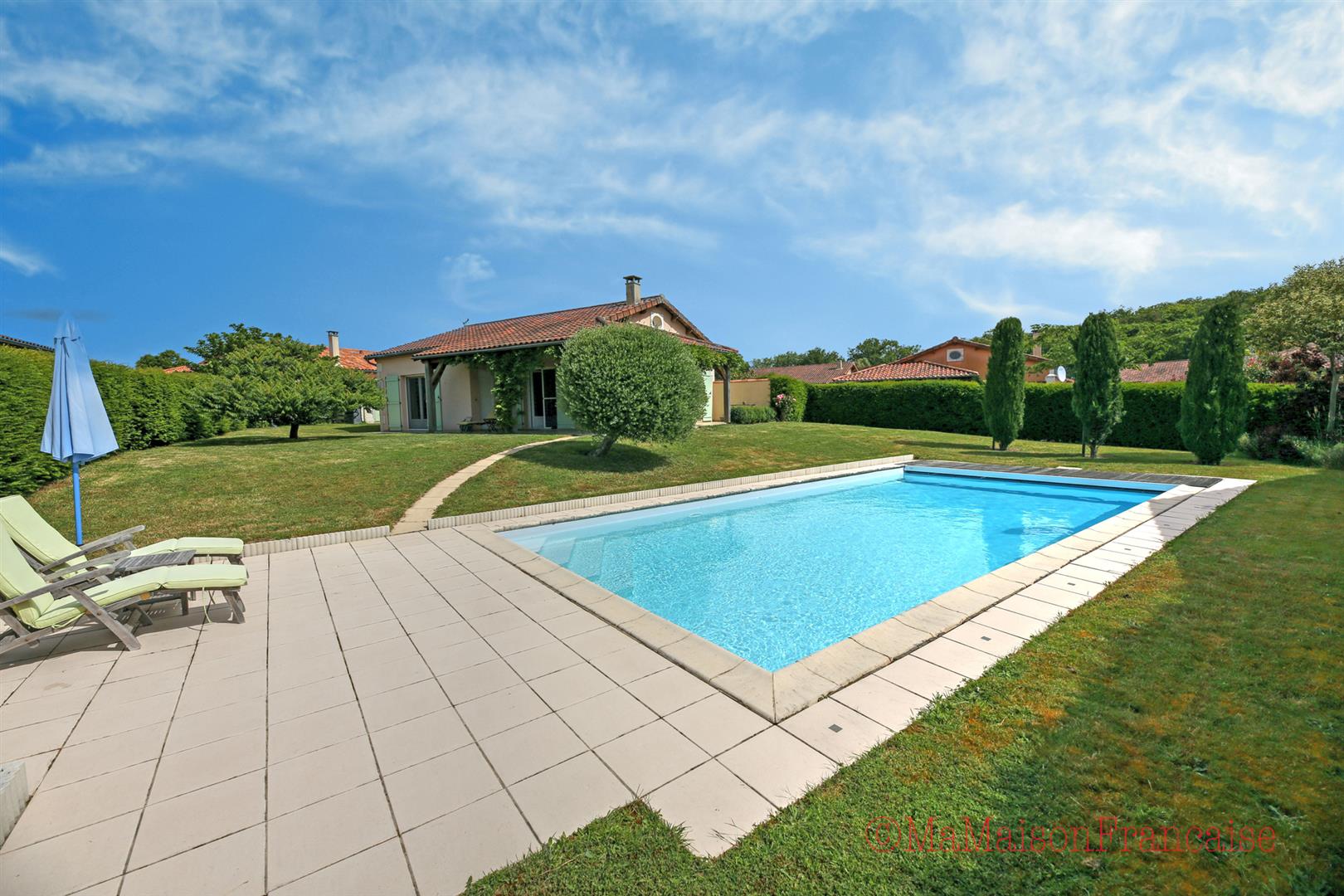 Villa immaculée avec 2 chambres et 2 salles de bains, piscine chauffée près du terrain de golf.