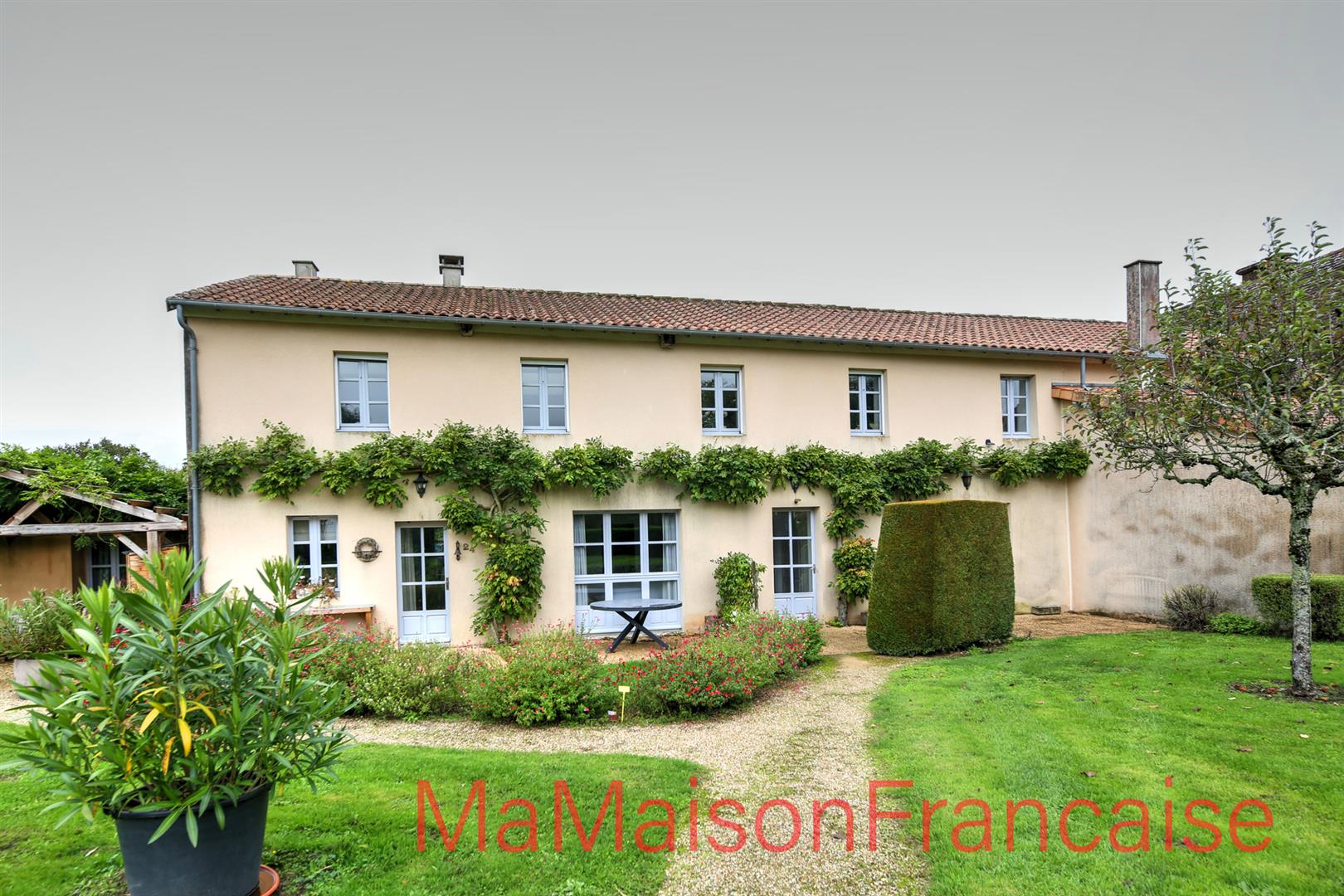 Luxury 2 bedroom duplex in grounds of chateau adjacent to 27 hole golf course