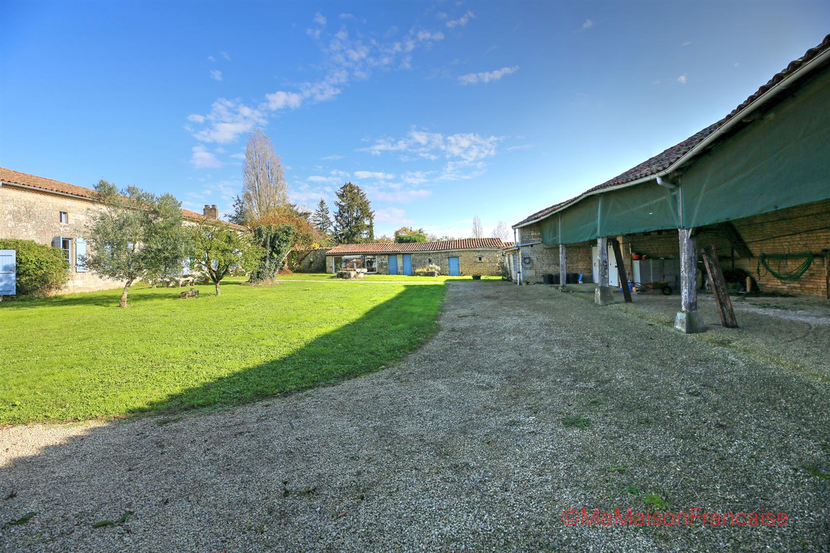 Impressive country house 4 receptions, 7 beds, lively village.