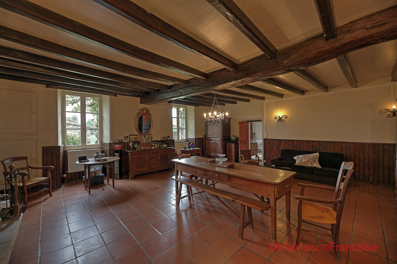 Impressive country house 4 receptions, 7 beds, lively village.