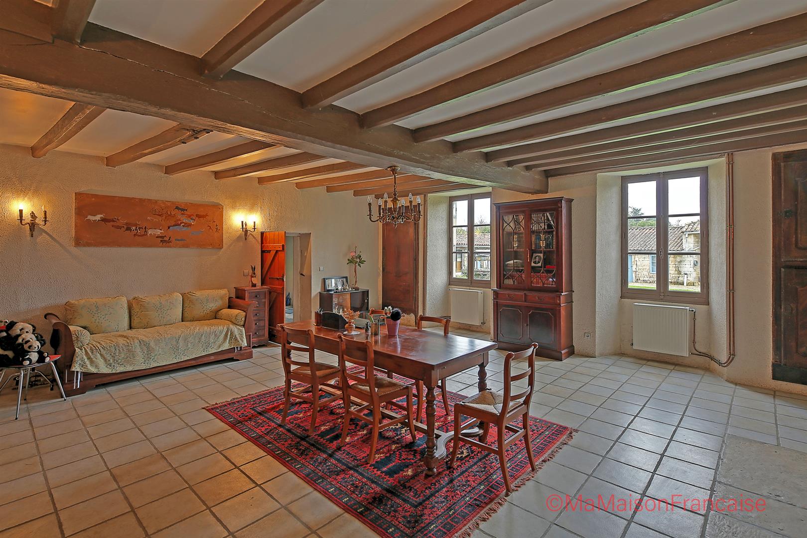 Impressive country house 4 receptions, 7 beds, lively village.