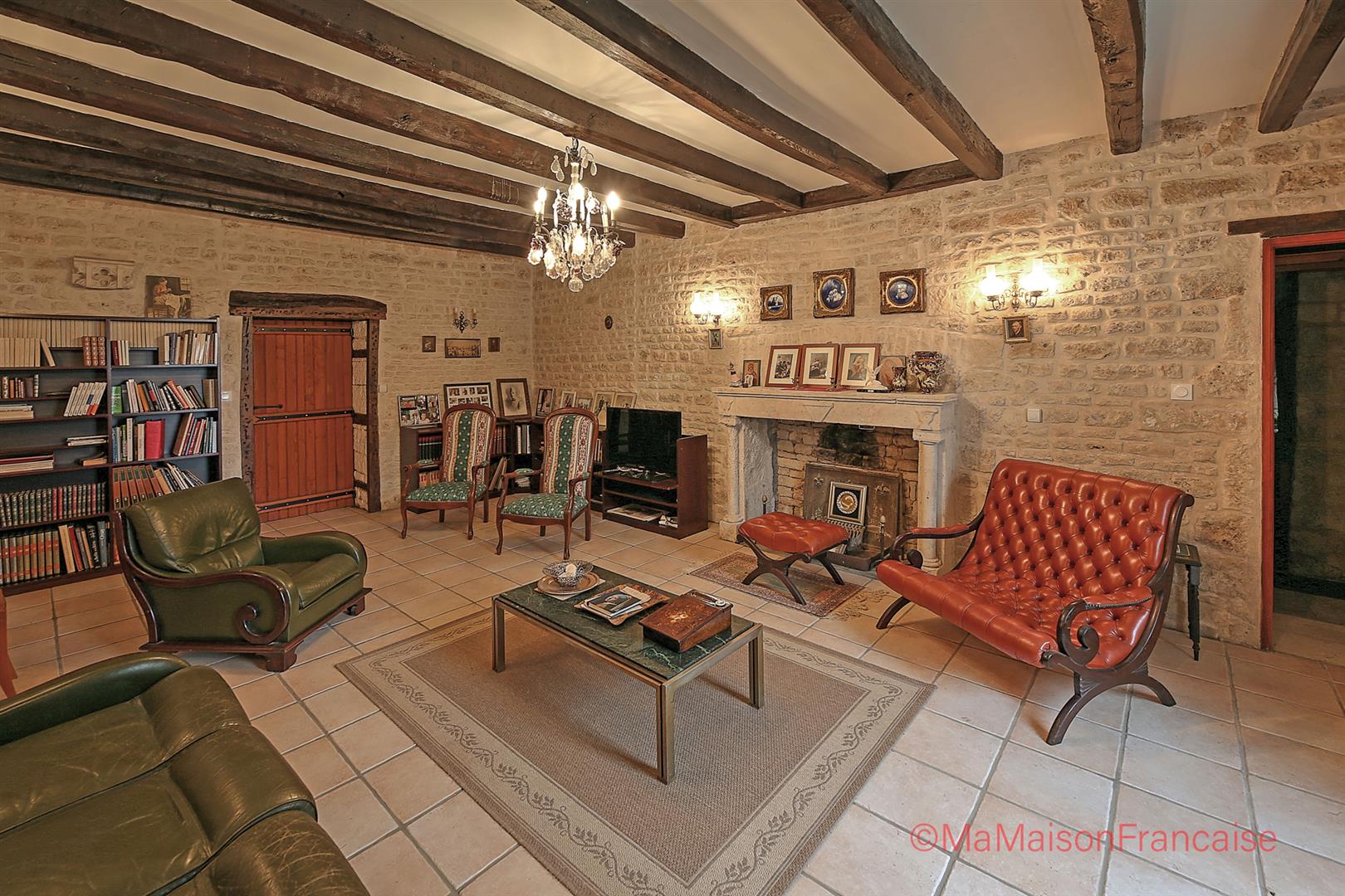Impressive country house 4 receptions, 7 beds, lively village.