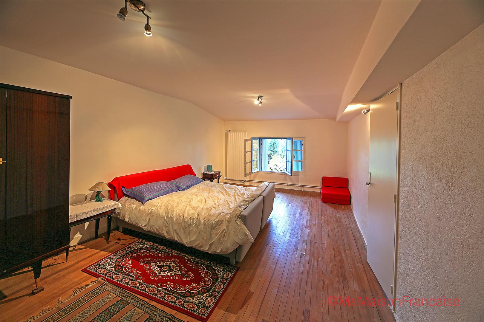 Impressive country house 4 receptions, 7 beds, lively village.