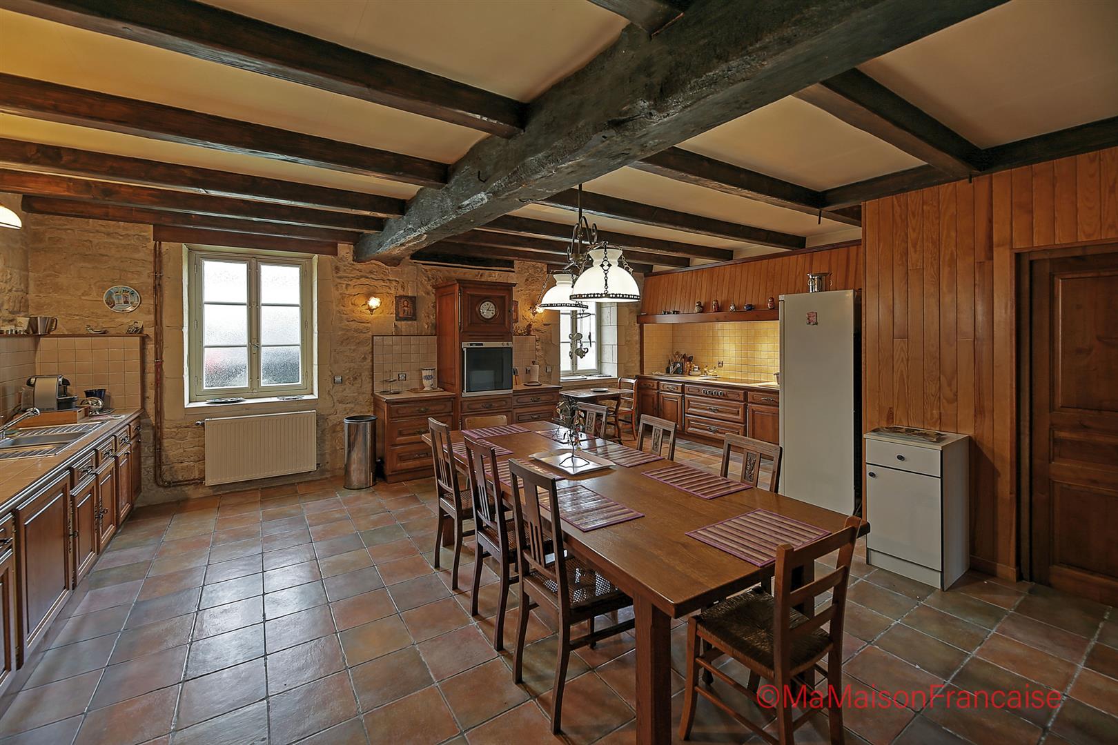 Impressive country house 4 receptions, 7 beds, lively village.
