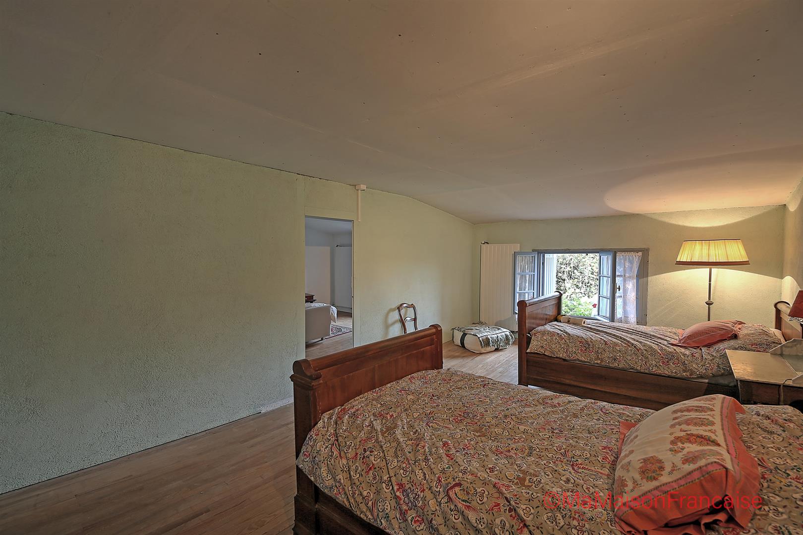 Impressive country house 4 receptions, 7 beds, lively village.