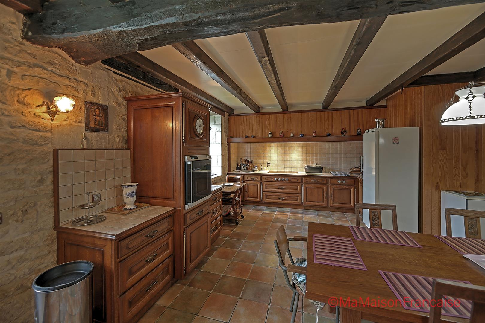 Impressive country house 4 receptions, 7 beds, lively village.