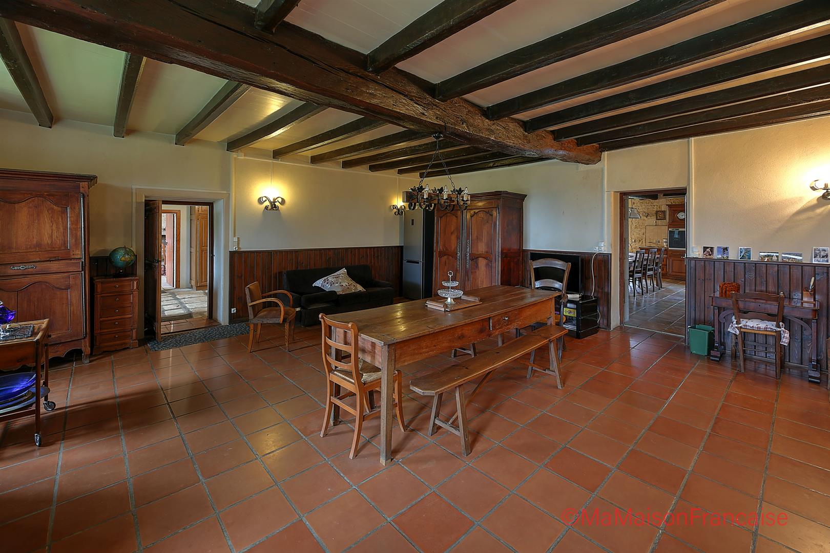 Impressive country house 4 receptions, 7 beds, lively village.