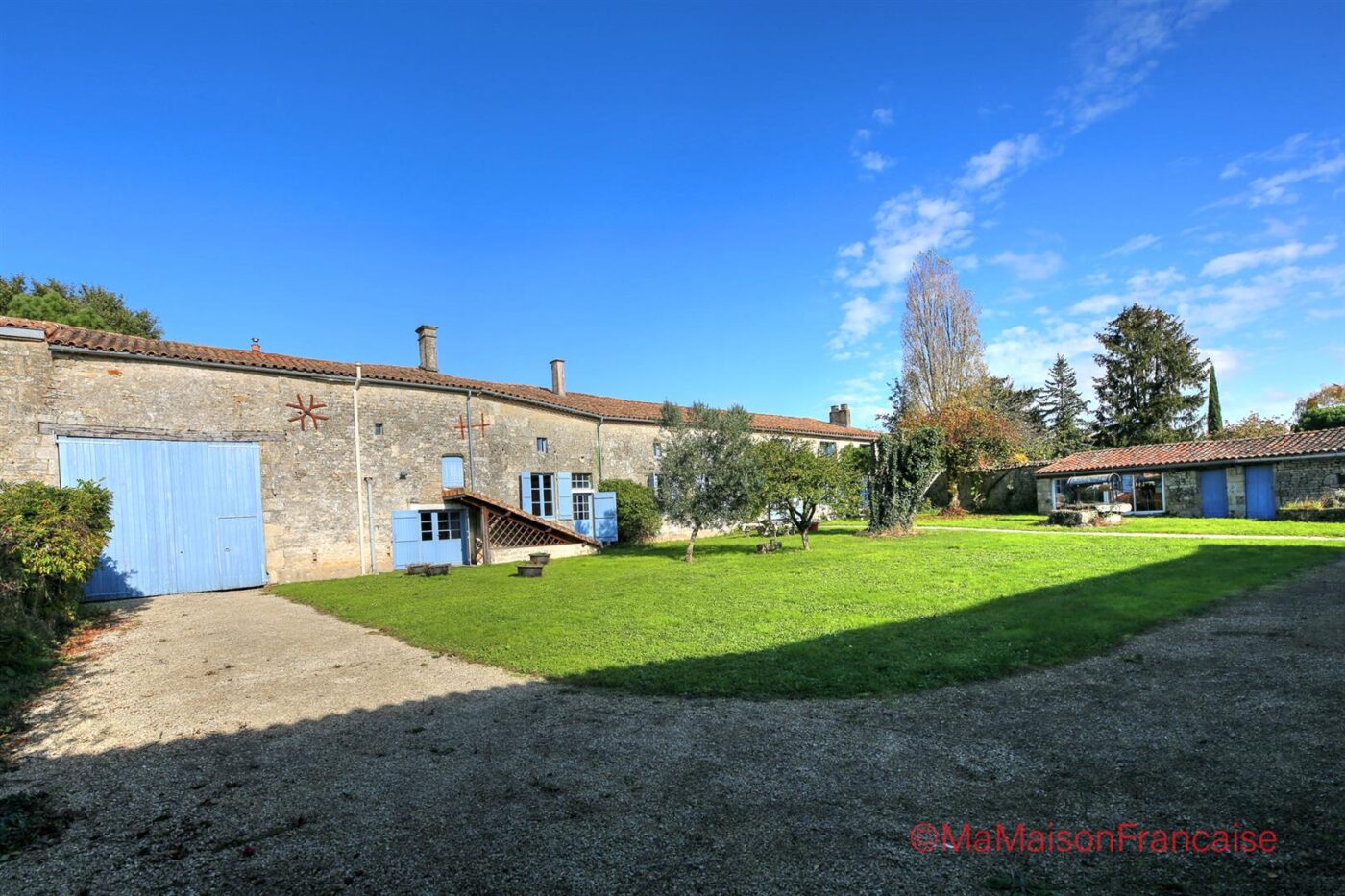 Country house 4 receptions, 7 beds, lively village. Business opportunities