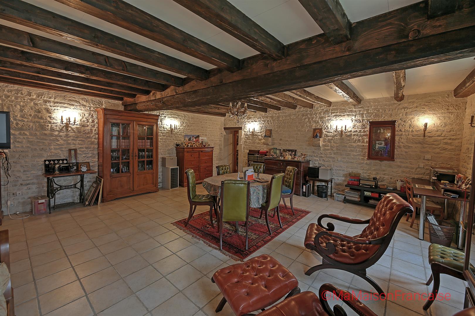 Impressive country house 4 receptions, 7 beds, lively village.