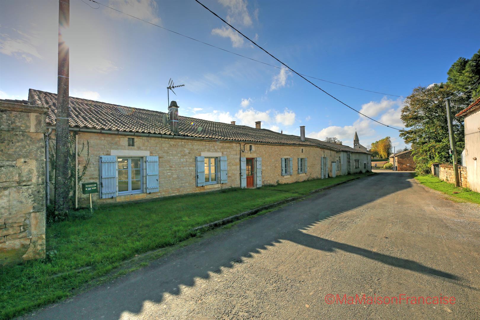 Impressive country house 4 receptions, 7 beds, lively village.