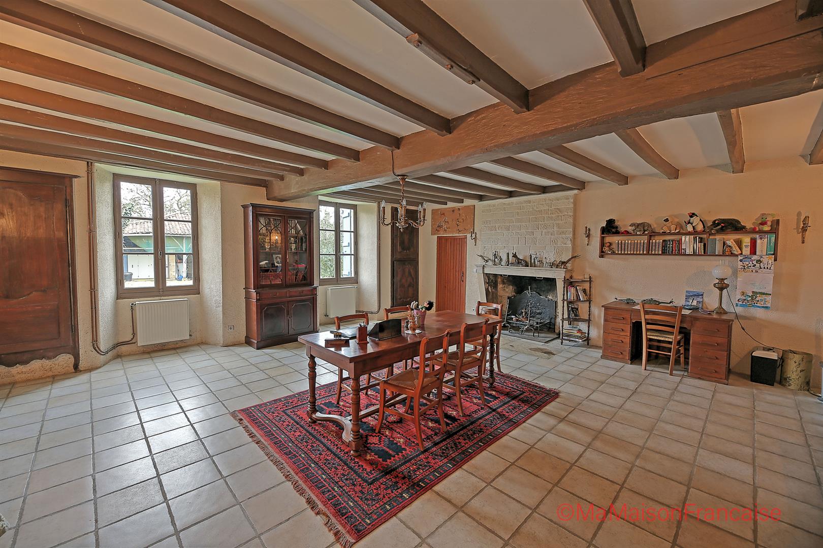 Impressive country house 4 receptions, 7 beds, lively village.