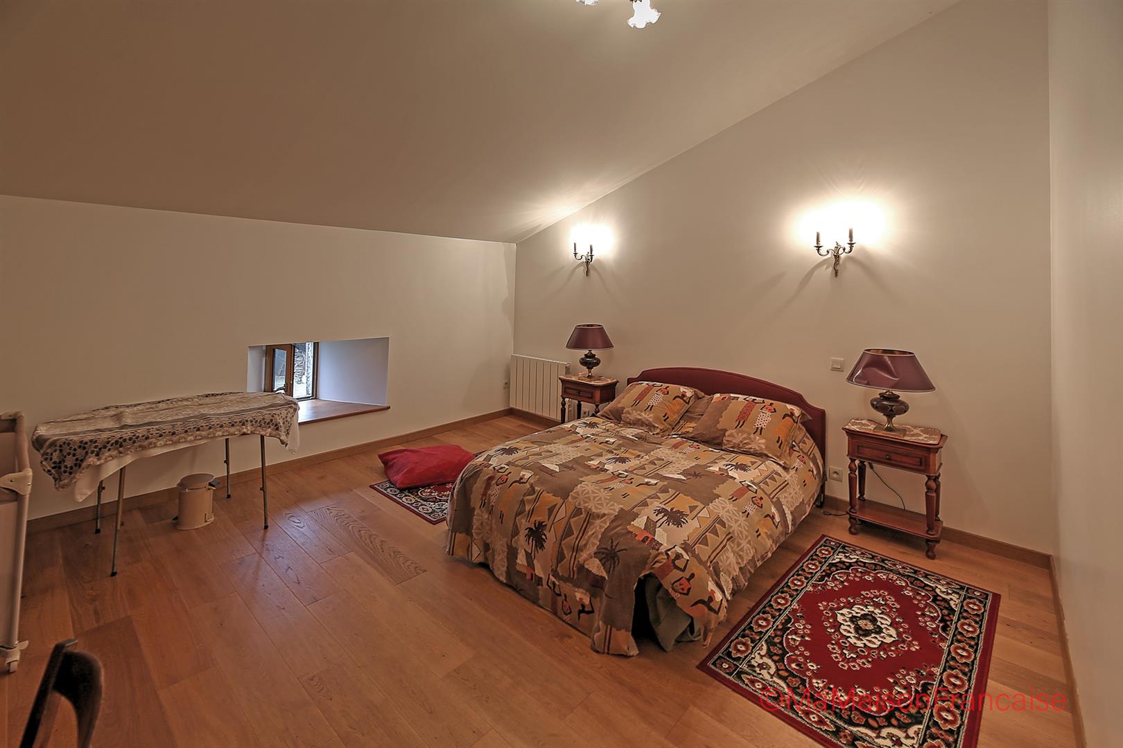 Impressive country house 4 receptions, 7 beds, lively village.