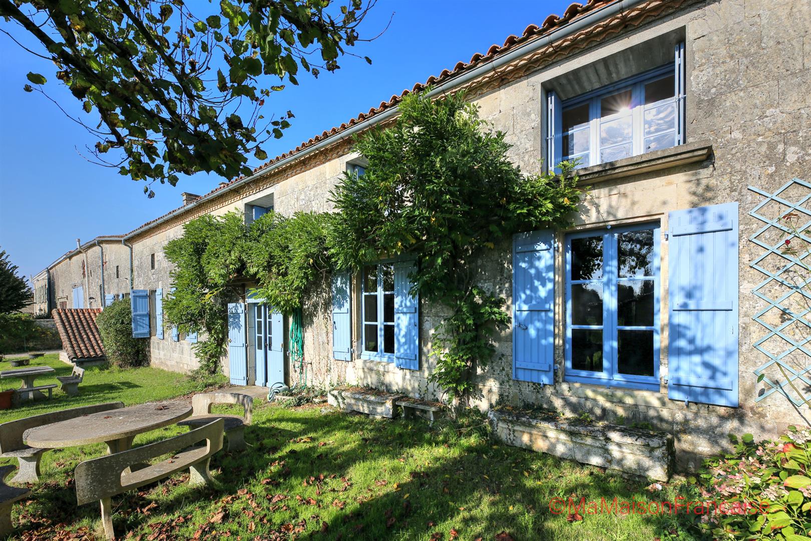 Impressive country house 4 receptions, 7 beds, lively village.