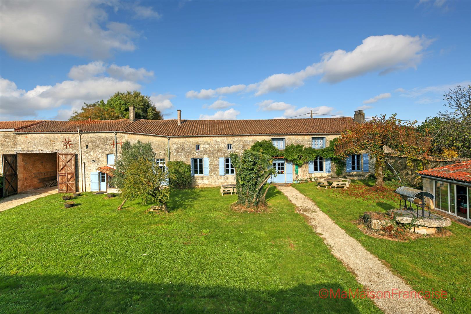 Impressive country house 4 receptions, 7 beds, lively village.