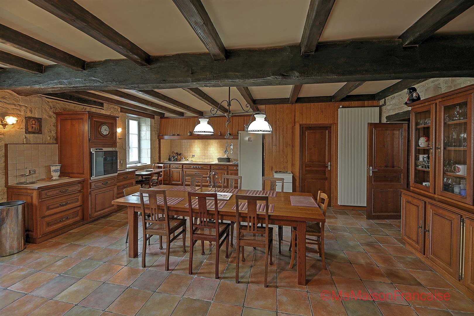 Impressive country house 4 receptions, 7 beds, lively village.