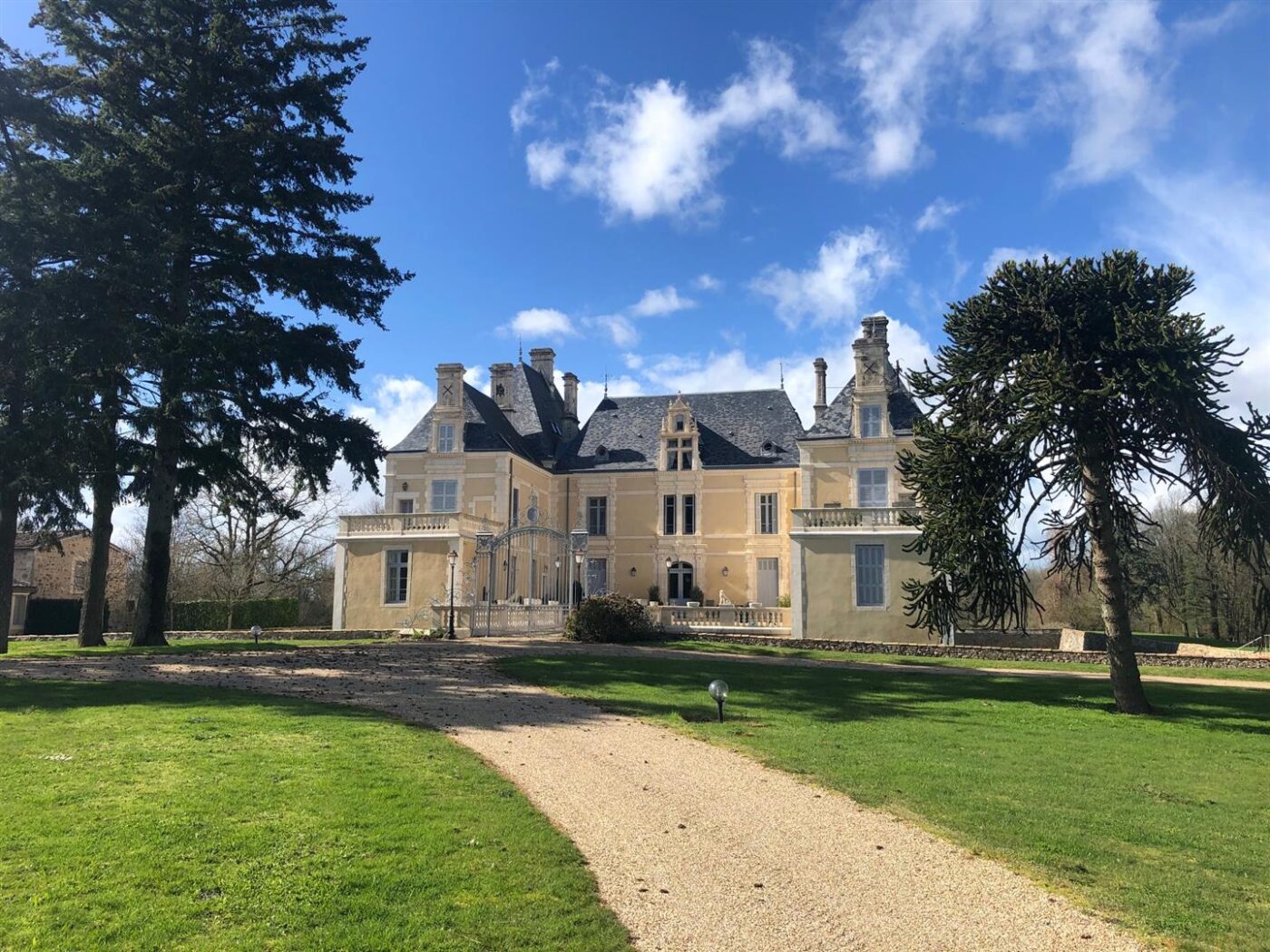 Château apartment 2 beds/2baths, shared pool, extensive grounds