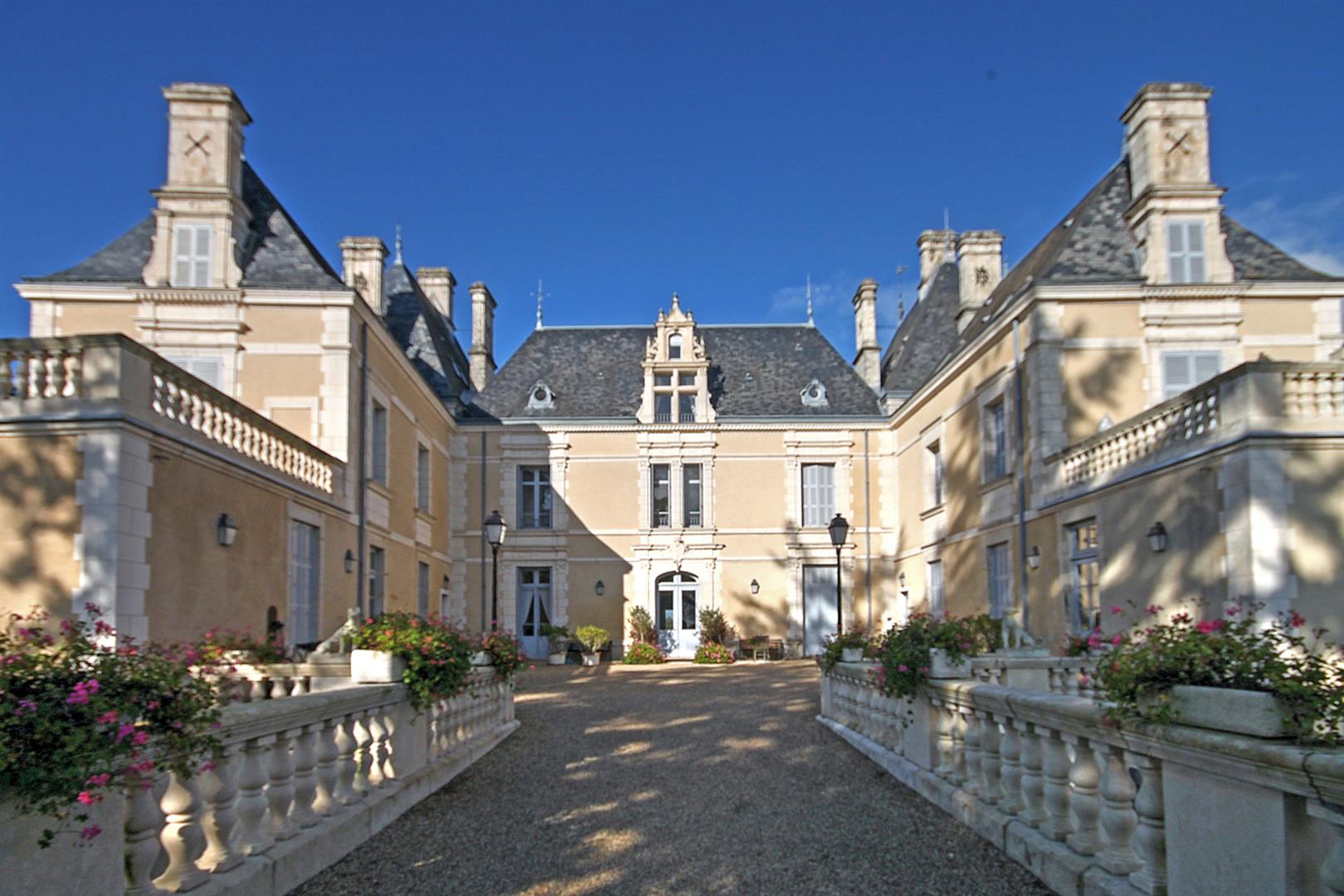 Château apartment 2 beds/2baths, shared pool, extensive grounds