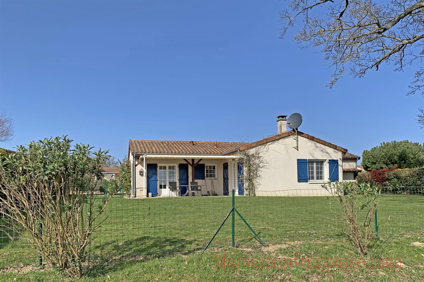 Detached villa 3 bed/2 bath overlooking a 27 hole golf course