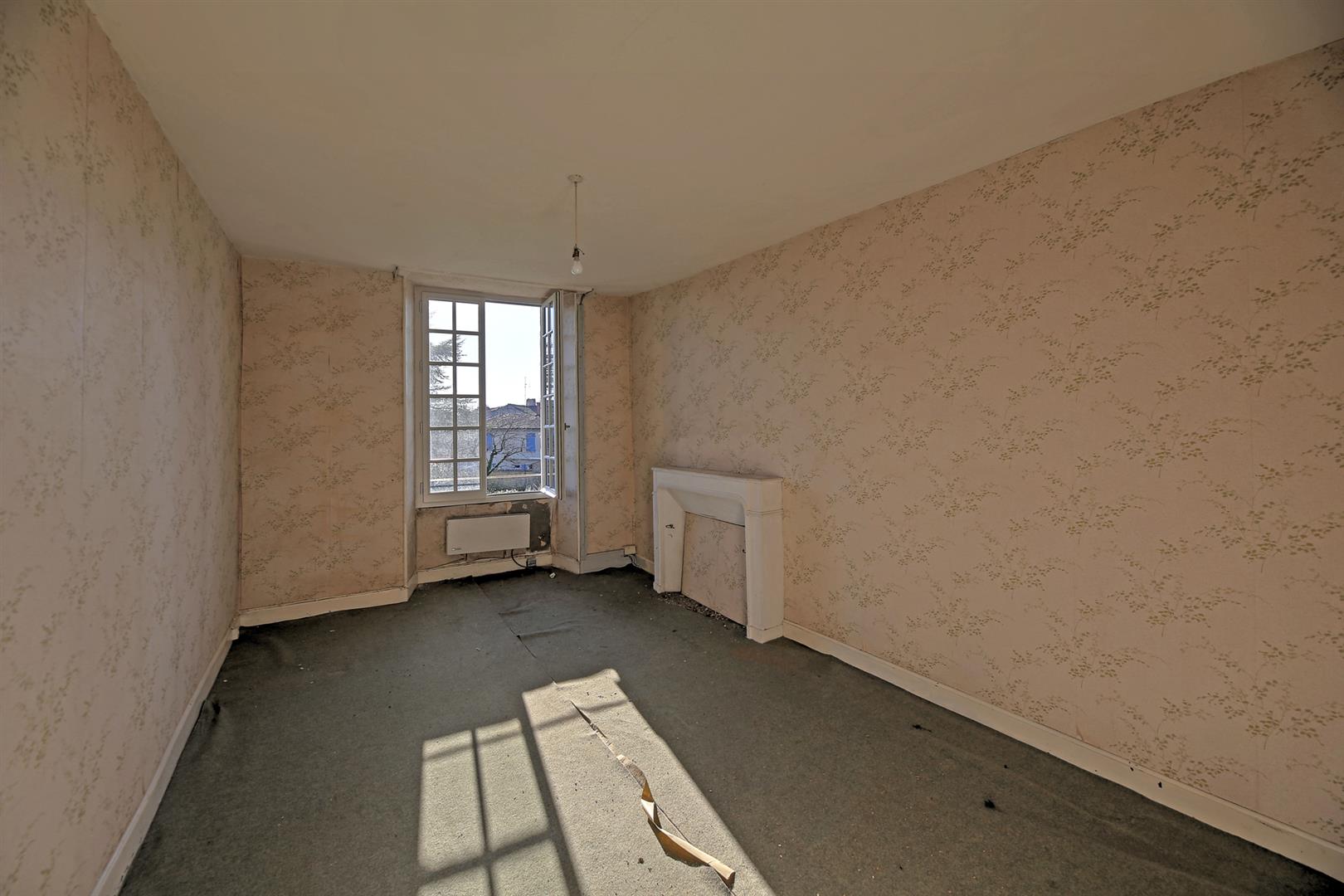 Imposing maison de maître in town with 3 receptions, 5bed/2 bath, surrounding gardens for updating