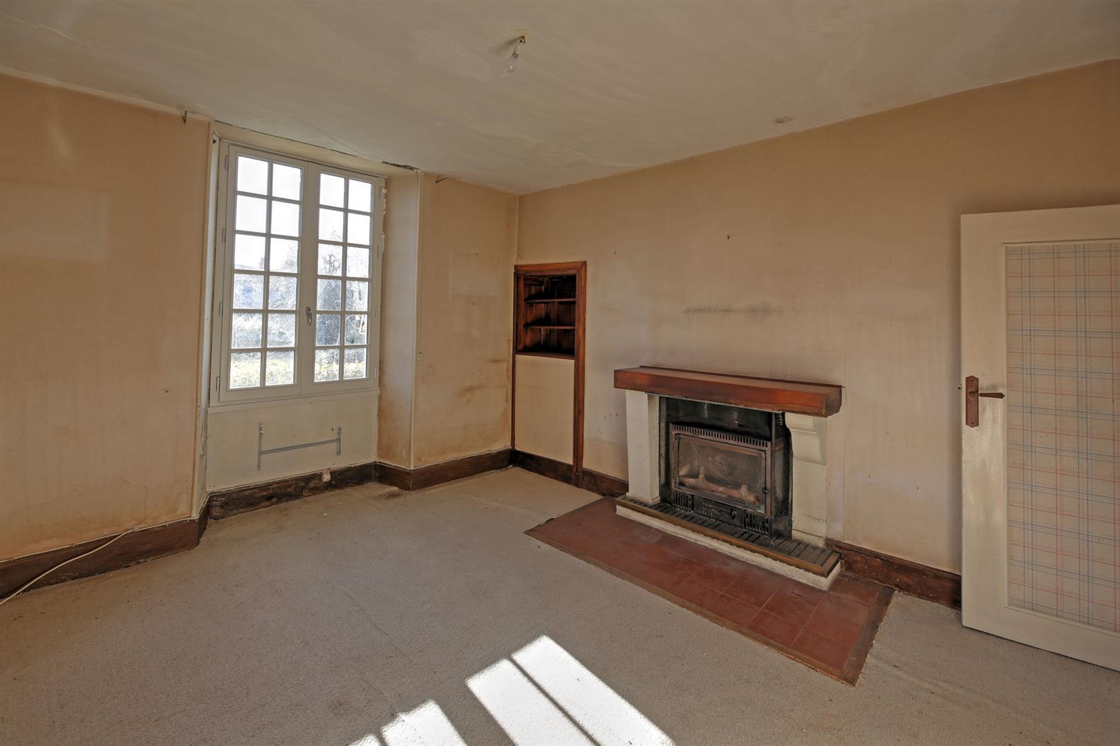 Imposing maison de maître in town with 3 receptions, 5bed/2 bath, surrounding gardens for updating