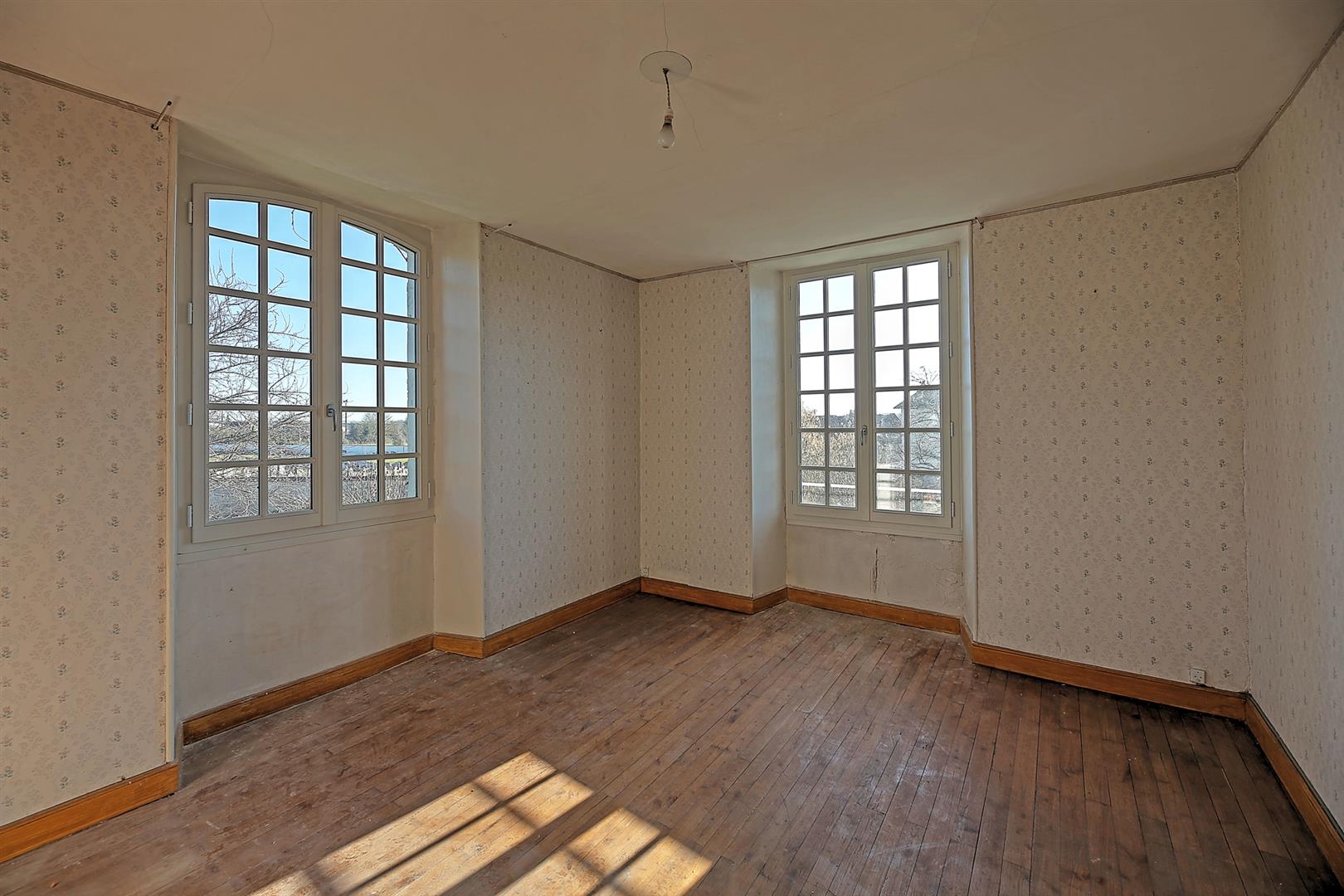 Imposing maison de maître in town with 3 receptions, 5bed/2 bath, surrounding gardens for updating