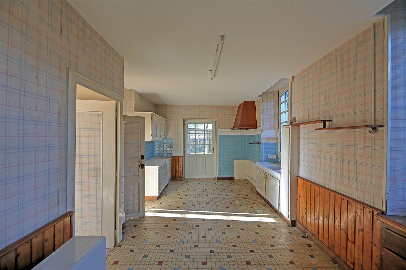 Imposing maison de maître in town with 3 receptions, 5bed/2 bath, surrounding gardens for updating