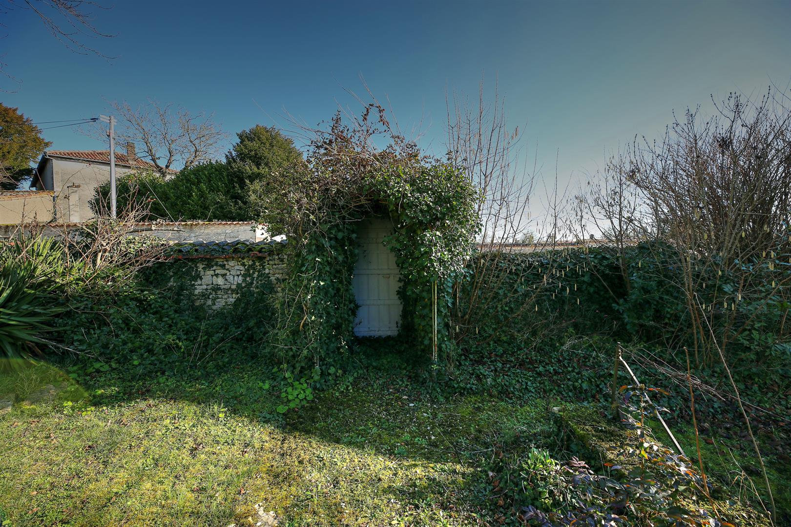 Imposing maison de maître in town with 3 receptions, 5bed/2 bath, surrounding gardens for updating