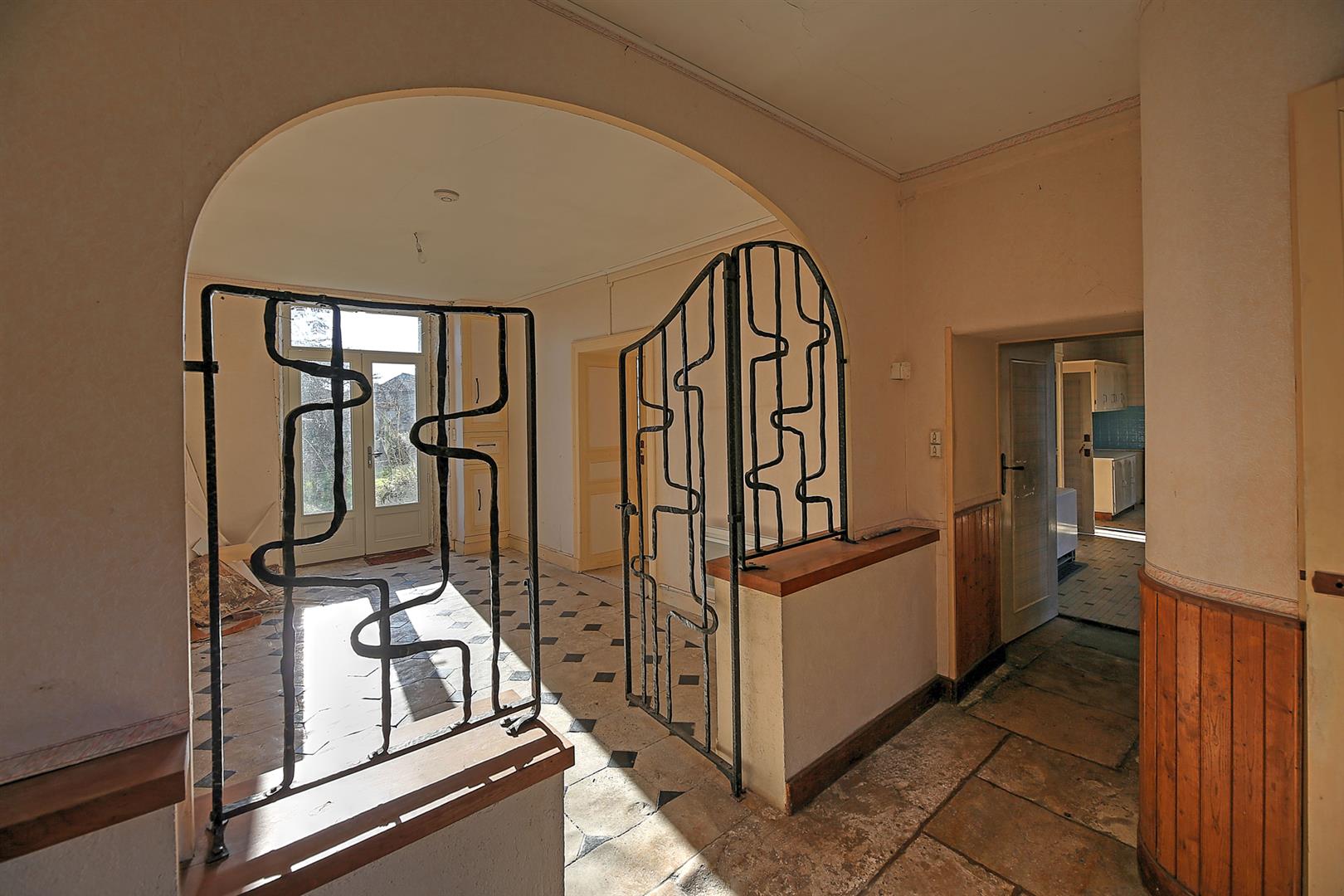 Imposing maison de maître in town with 3 receptions, 5bed/2 bath, surrounding gardens for updating