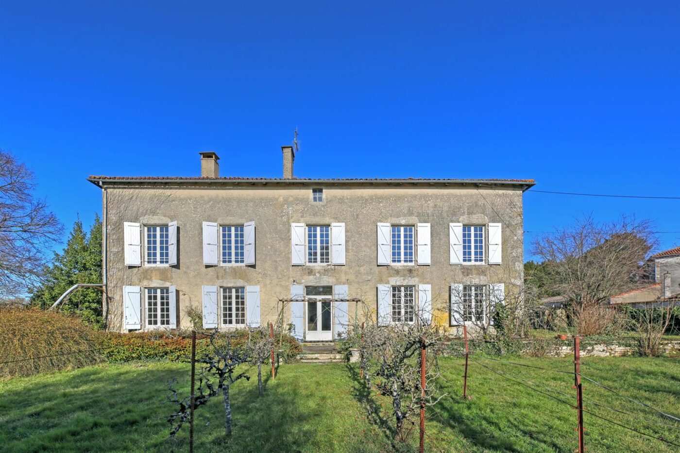 Imposing maison de maître in town with 3 receptions, 5bed/2 bath, surrounding gardens for updating