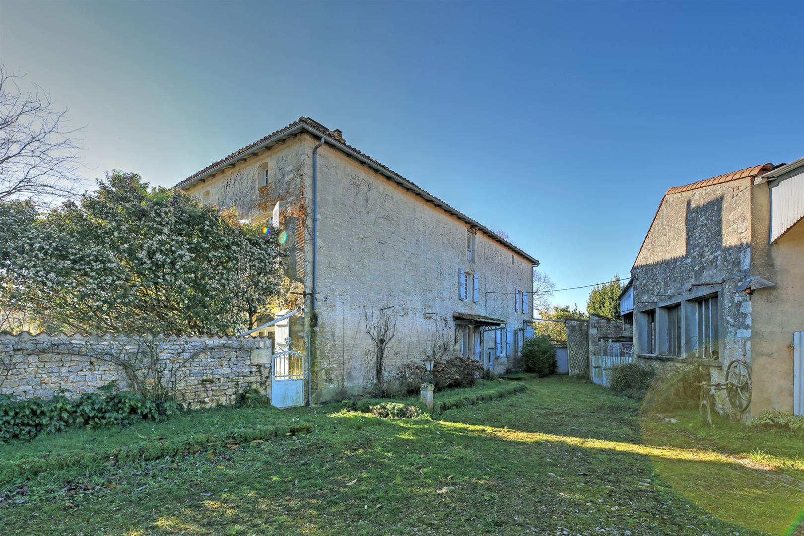 Imposing maison de maître in town with 3 receptions, 5bed/2 bath, surrounding gardens for updating