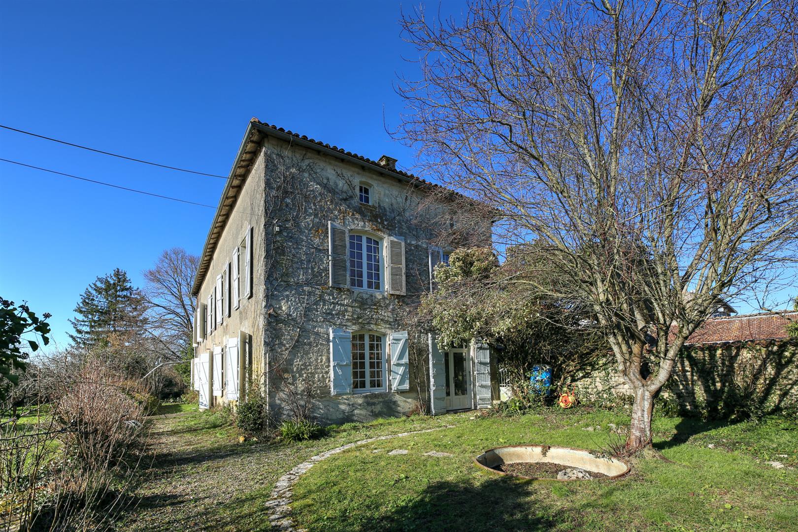 Imposing maison de maître in town with 3 receptions, 5bed/2 bath, surrounding gardens for updating