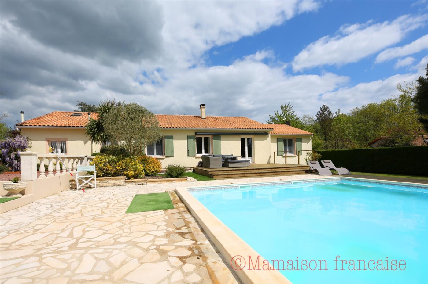 Immaculate bungalow 4bed/2bath, covered pool & 1.5 hectares