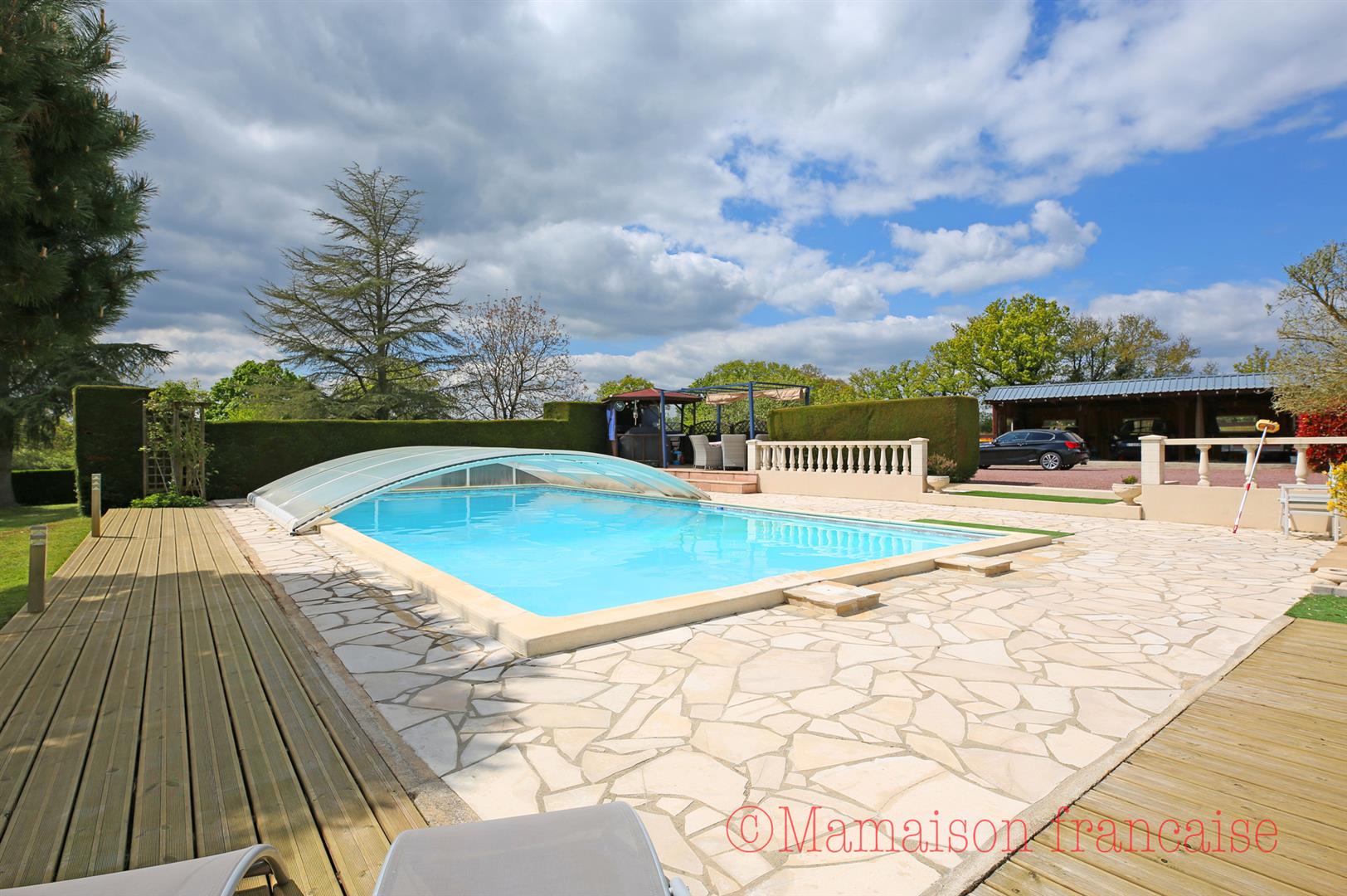 Immaculate bungalow 4bed/2bath, covered pool & 1.5 hectares