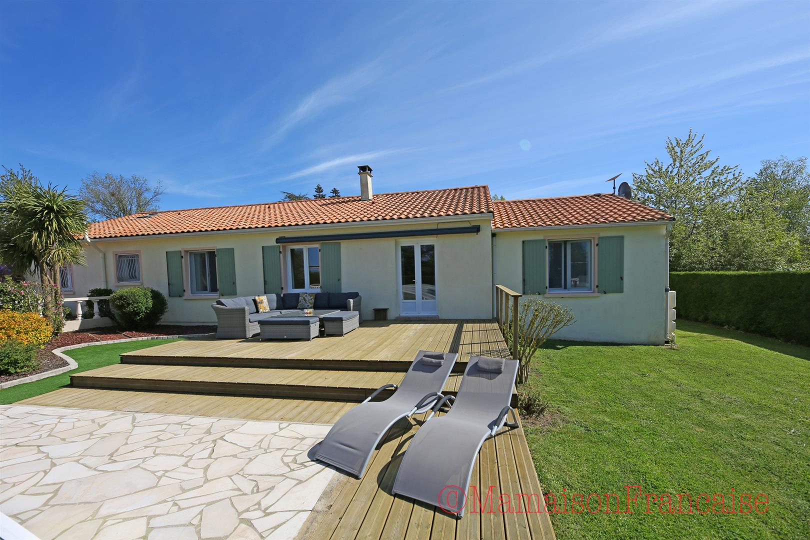 Immaculate bungalow 4bed/2bath, covered pool & 1.5 hectares