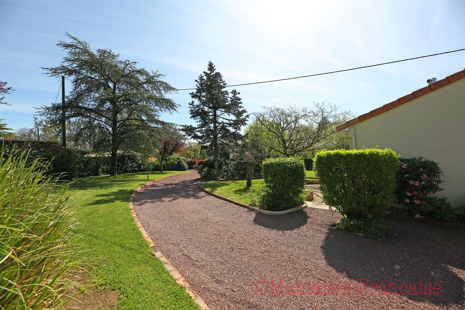 Immaculate bungalow 4bed/2bath, covered pool & 1.5 hectares
