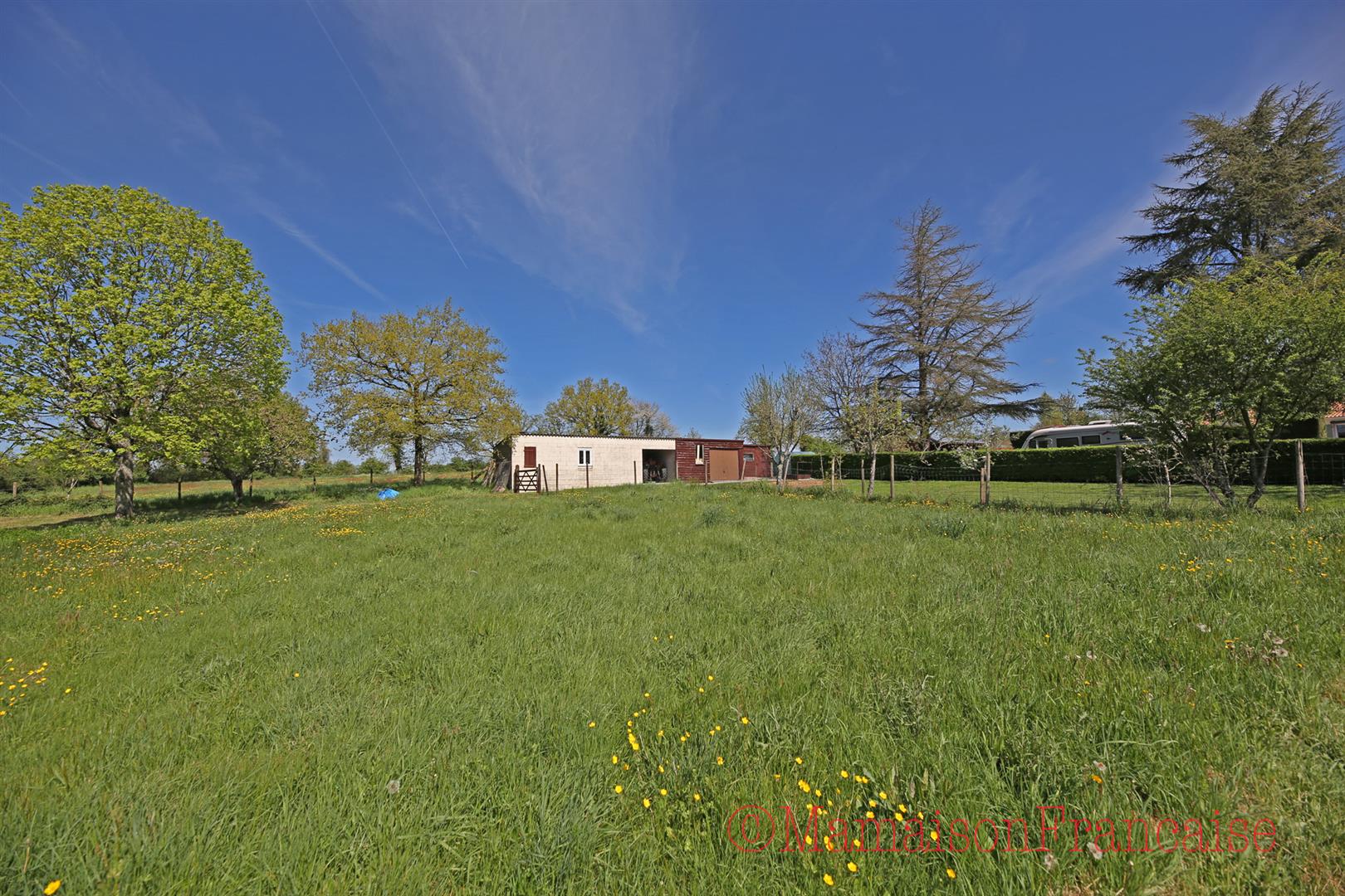 Immaculate bungalow 4bed/2bath, covered pool & 1.5 hectares