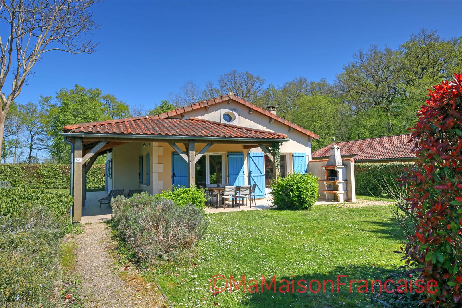 Detached 3 bed/2bath villa near 27 hole golf course, with communal swimming pool