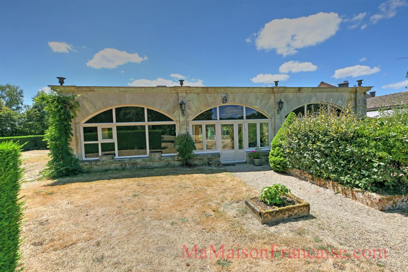 Luxury 2 bed/2 bath orangerie in grounds of a chateau adjacent to 27 hole golf course