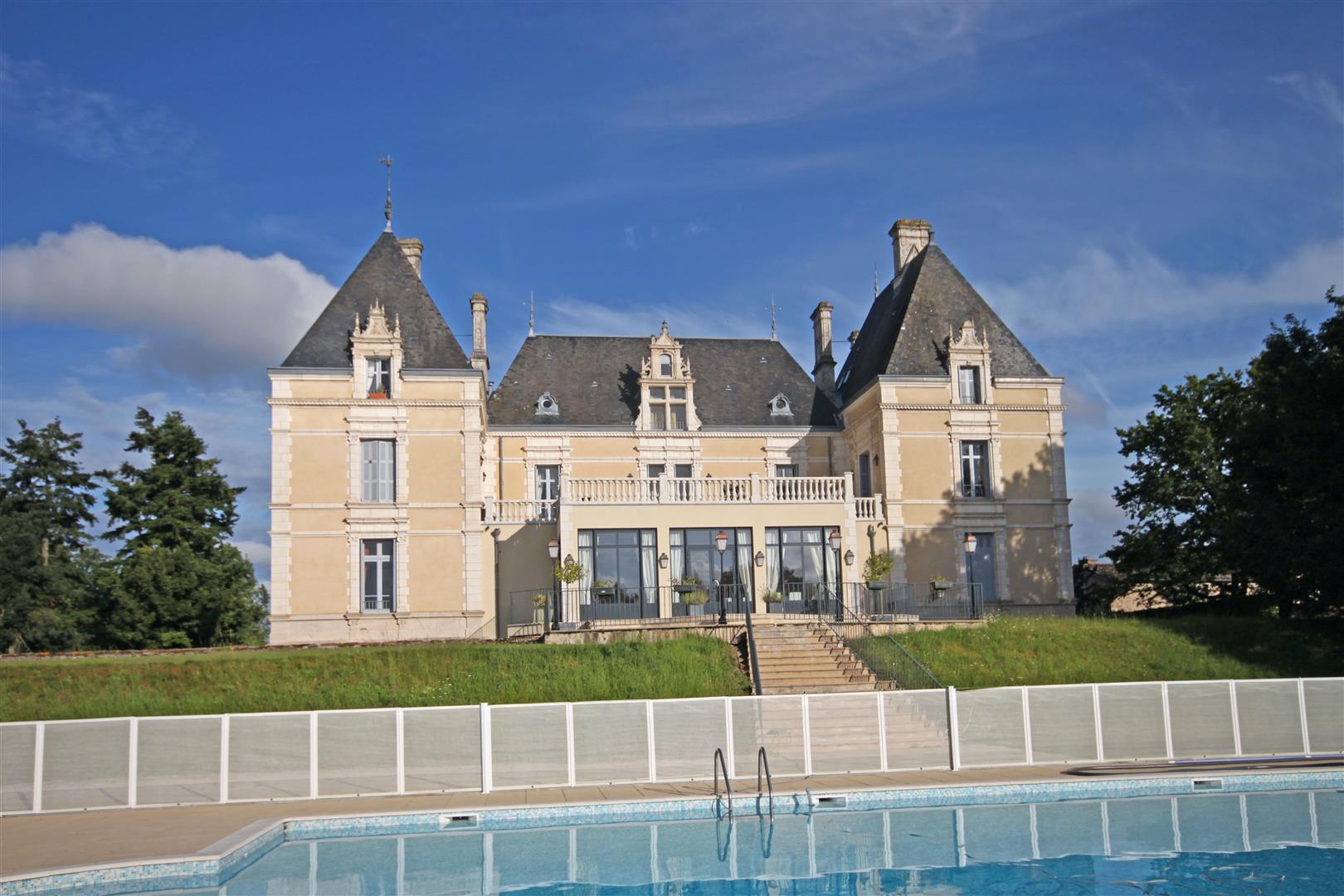 Luxury 2 bed/2 bath orangerie in grounds of a chateau adjacent to 27 hole golf course